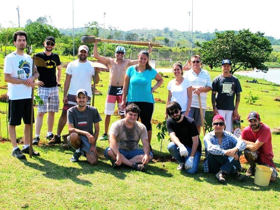 Voluntária cuidando de cão